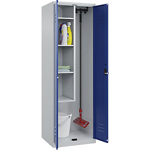 Putzmittelspind Classic PLUS, 1 Abteil, Trennwand mittig, verkürzt, lichtgrau / enzianblau, B 600 mm, mit Bodengleitern, Drehriegel.