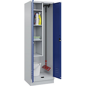 Putzmittelspind Classic PLUS, 1 Abteil, Trennwand mittig, verkürzt, lichtgrau / enzianblau, B 600 mm, mit Bodensockel, Drehriegel.