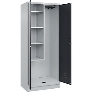 Putzmittelspind Classic PLUS, 1 Abteil, Trennwand mittig, verkürzt, lichtgrau / grau, B 800 mm, mit Bodensockel, Drehriegel.